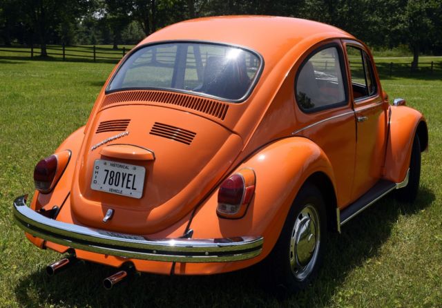 Оранжевый Volkswagen Beetle