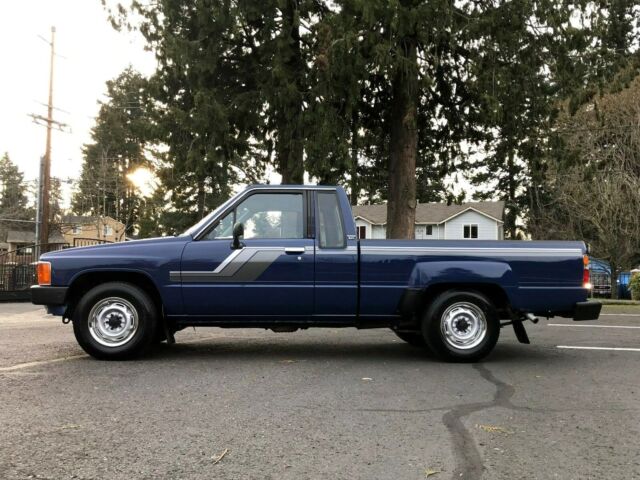 1985 Toyota Pickup 2wd King Cab 5 Speed 4cyl 22re Engine Only