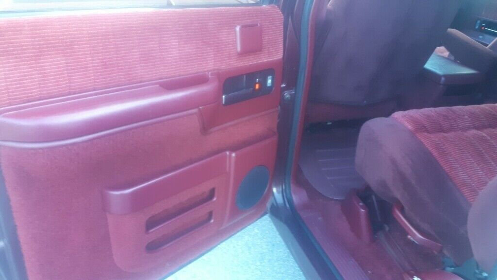 1993 Burgundy GMC Suburban SUV