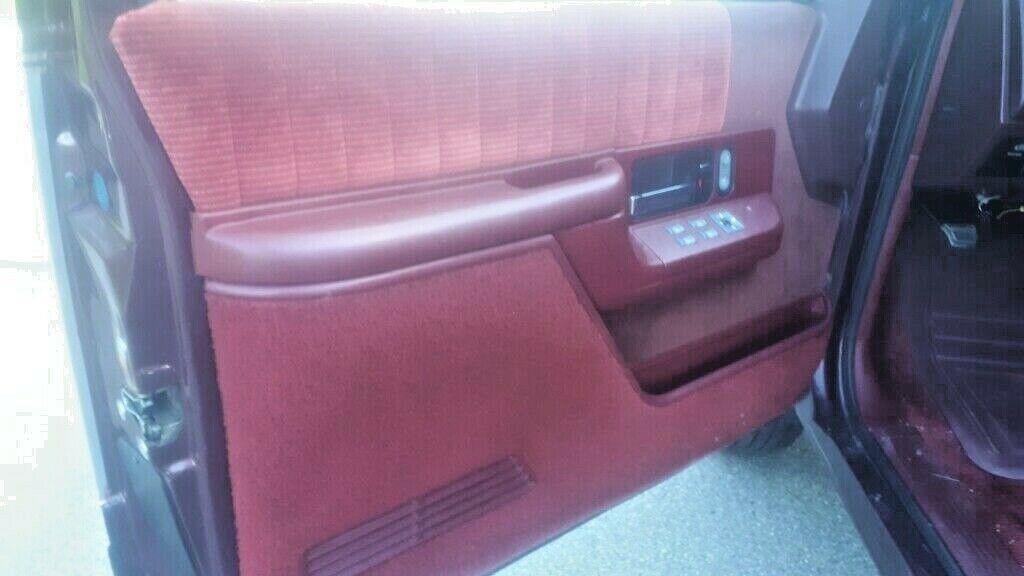 1993 Burgundy GMC Suburban SUV