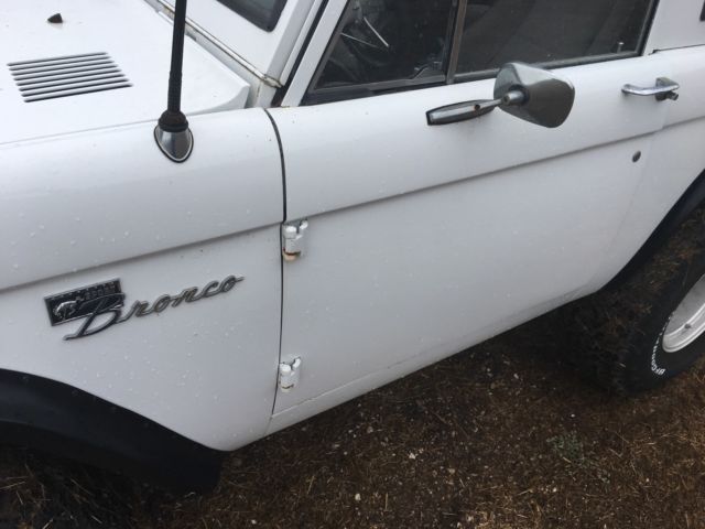 1974 White Ford Bronco SUV