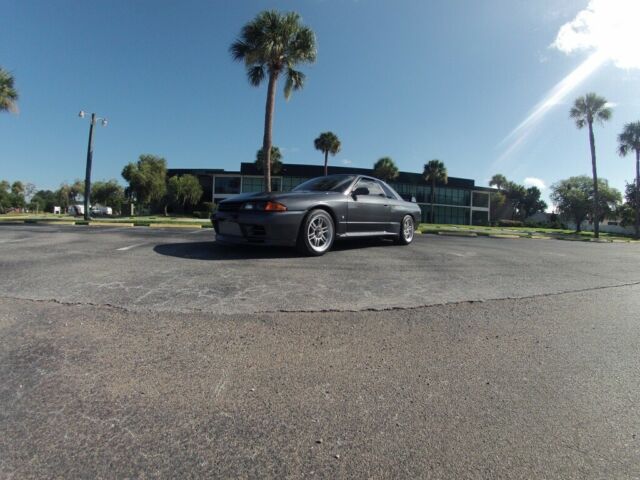 1990 Gray Nissan GT-R Coupe