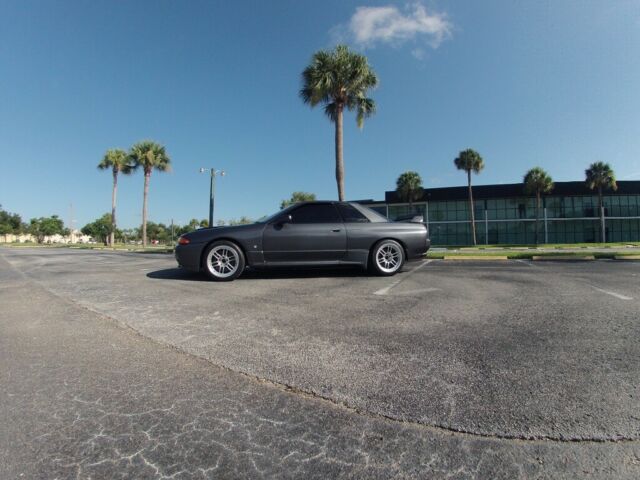 1990 Gray Nissan GT-R Coupe