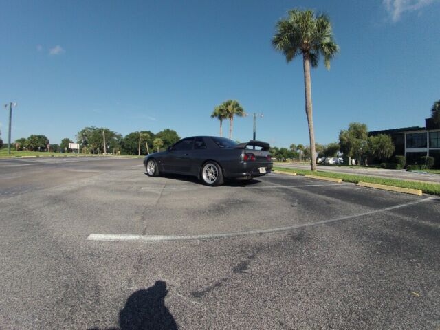 1990 Gray Nissan GT-R Coupe
