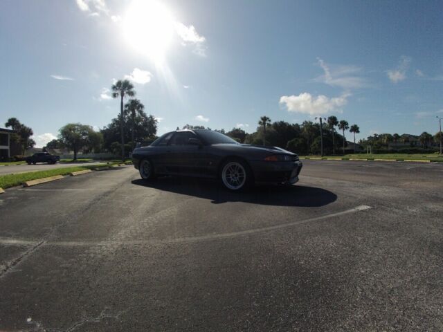 1990 Gray Nissan GT-R Coupe