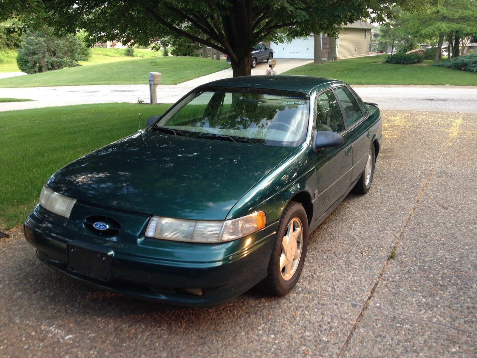 1994 Green Ford Taurus Sedan