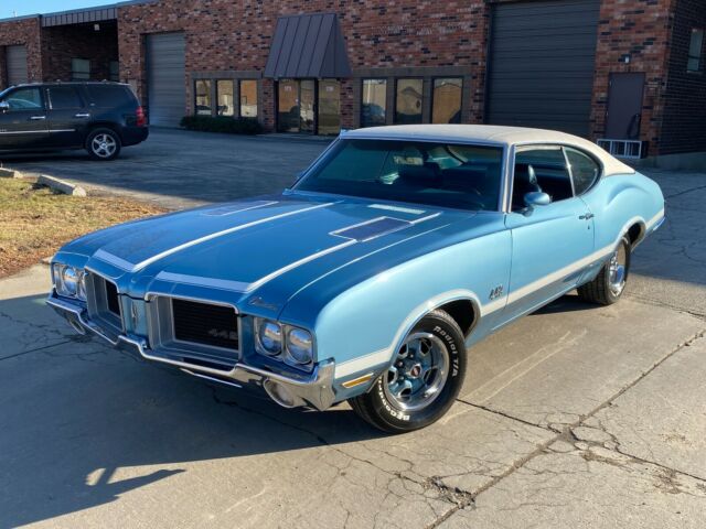 1971 Silver Oldsmobile Cutlass Coupe