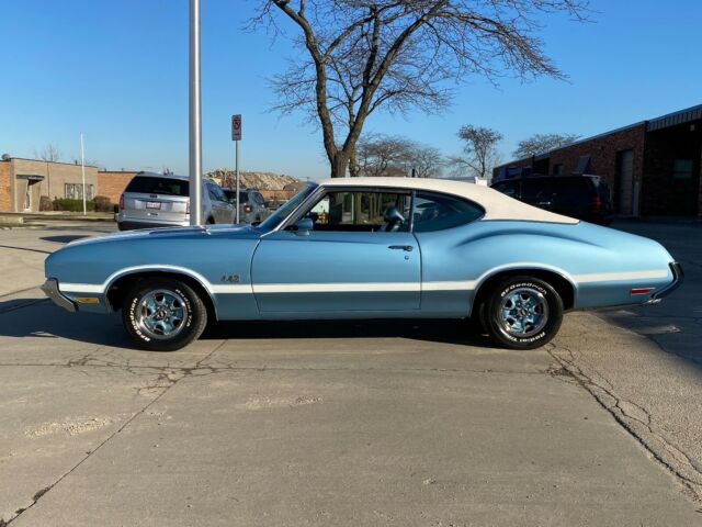 1971 Silver Oldsmobile Cutlass Coupe
