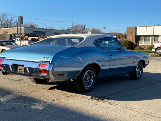 1971 Silver Oldsmobile Cutlass Coupe