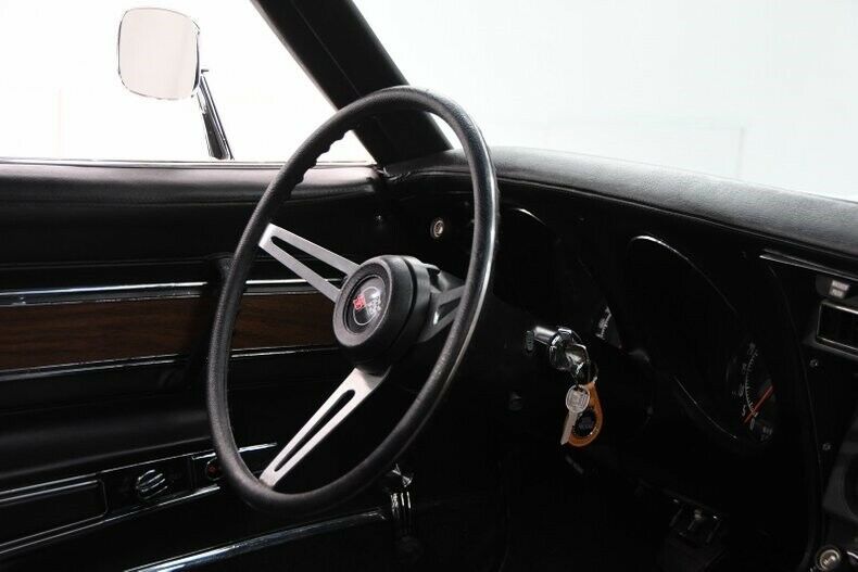 1972 White Chevrolet Corvette Coupe