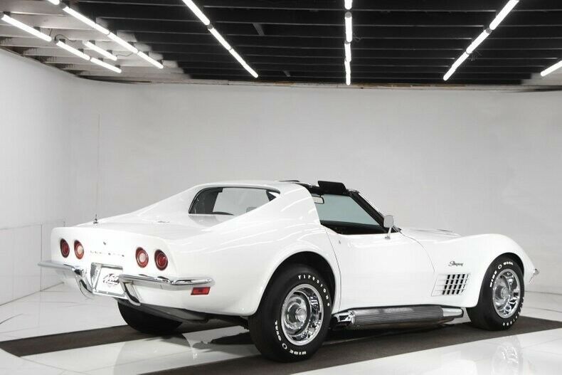 1972 White Chevrolet Corvette Coupe