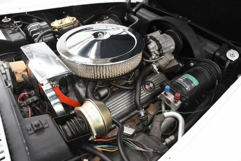 1972 White Chevrolet Corvette Coupe