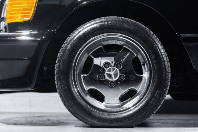 1987 Black Mercedes-Benz 500-Series