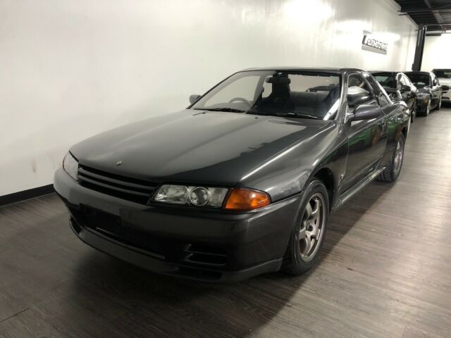 1992 Gray Nissan GT-R Coupe