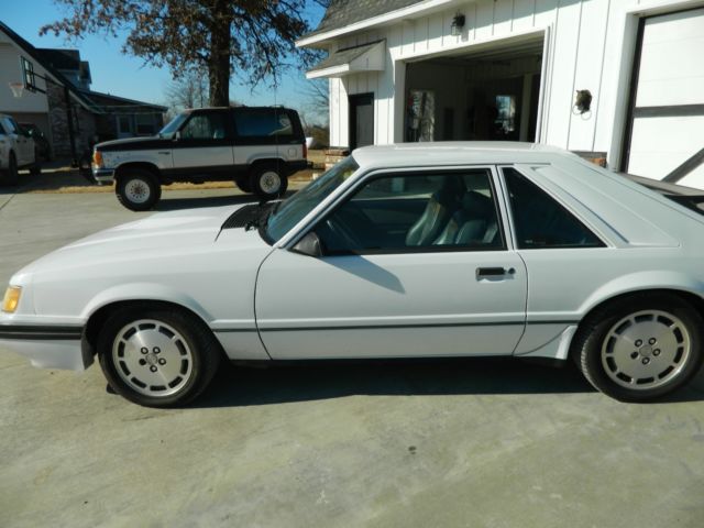 1986 White Ford Mustang Coupe