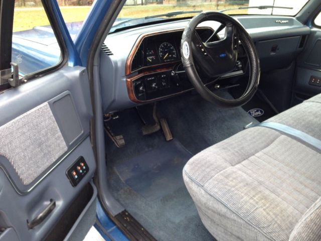 1990 White and Blue Ford F-150 Cab & Chassis