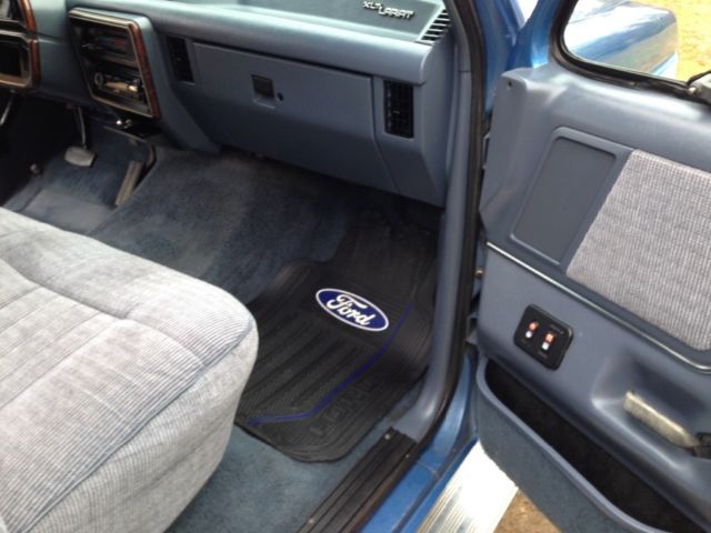 1990 White and Blue Ford F-150 Cab & Chassis