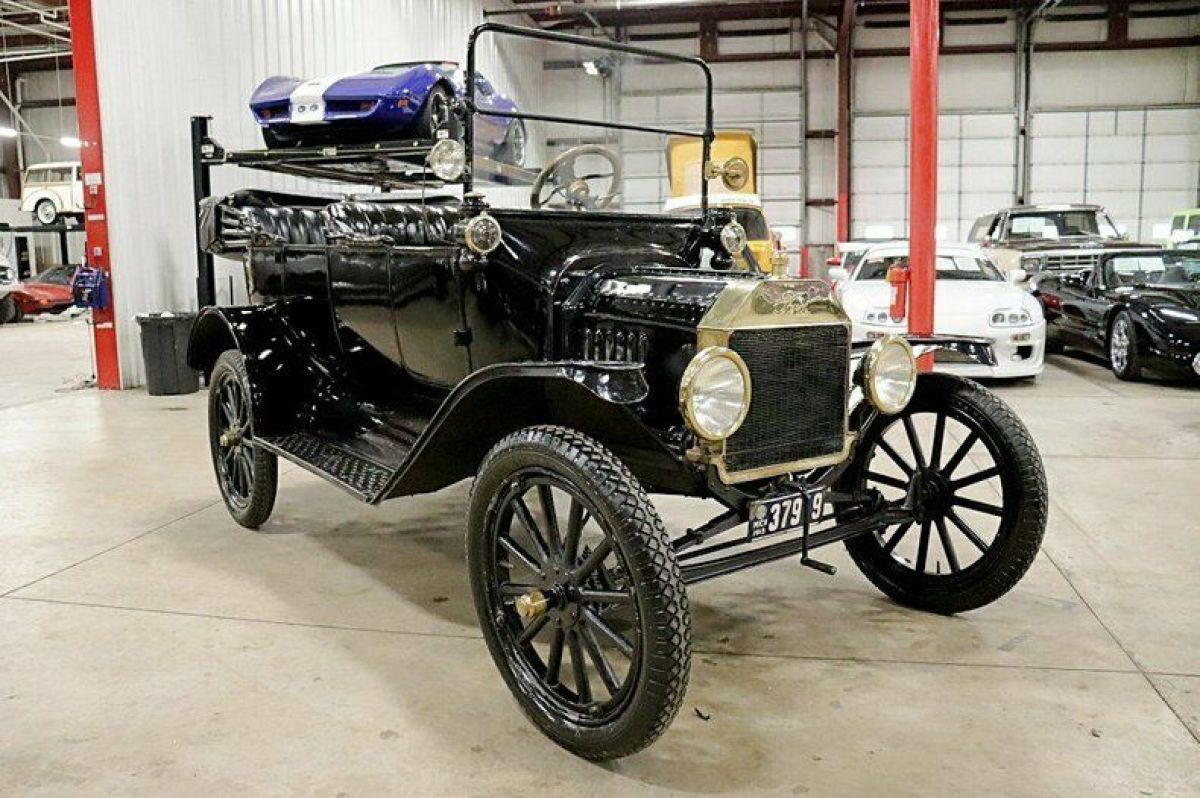 1915 Black Ford Model T Sedan