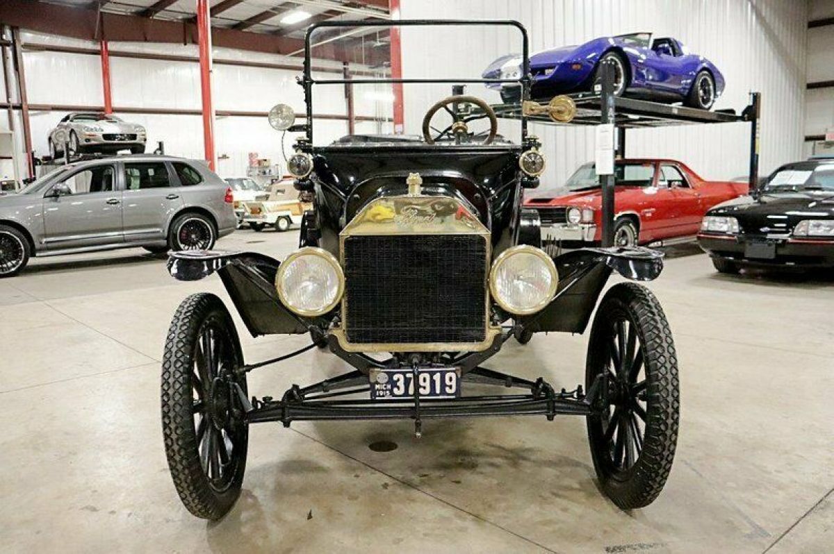 1915 Black Ford Model T Sedan