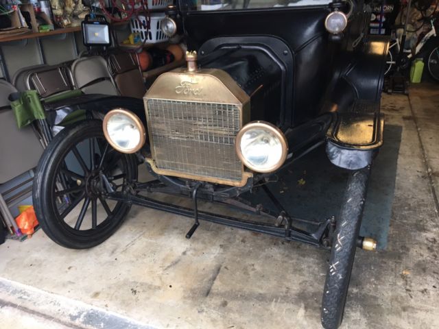 1915 Black Ford Model T Touring
