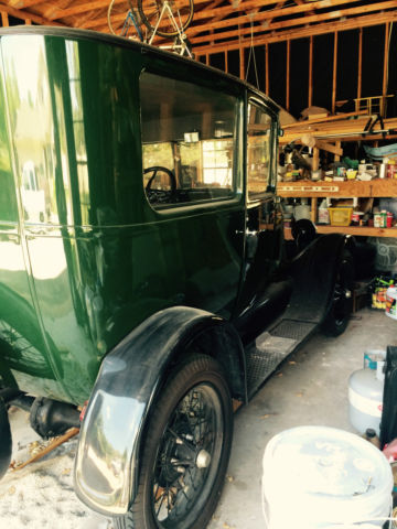 1926 dark green Ford Model T 2 door