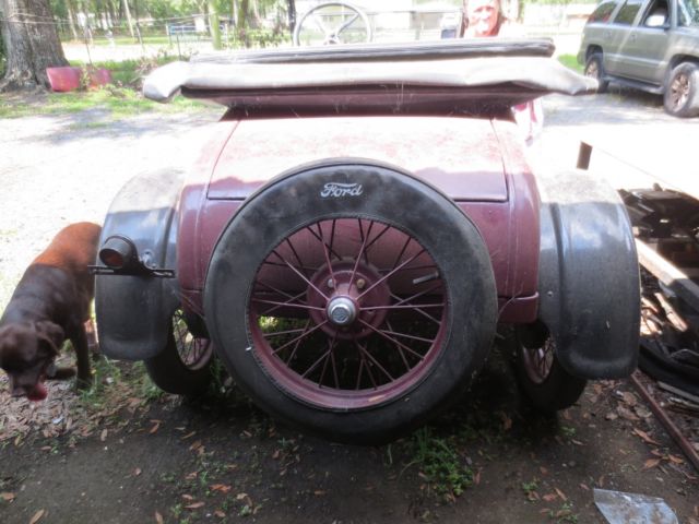 1926 maroon/black Ford Standard