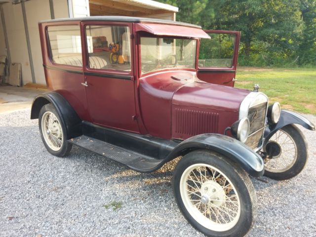 1927 mar/blk Ford Model T Sedan