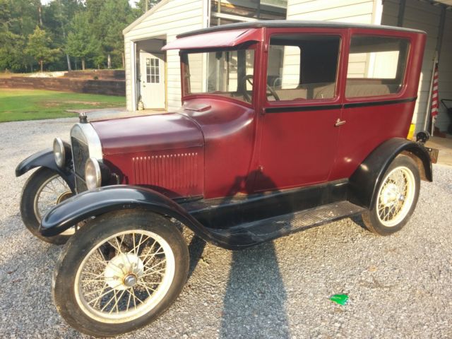 1927 mar/blk Ford Model T Sedan
