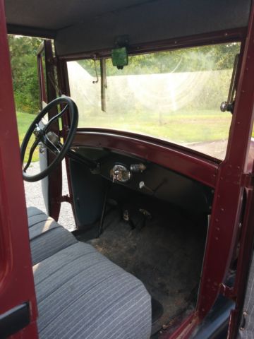 1927 mar/blk Ford Model T Sedan