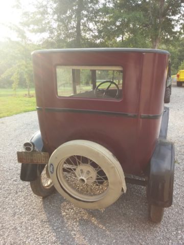 1927 mar/blk Ford Model T Sedan