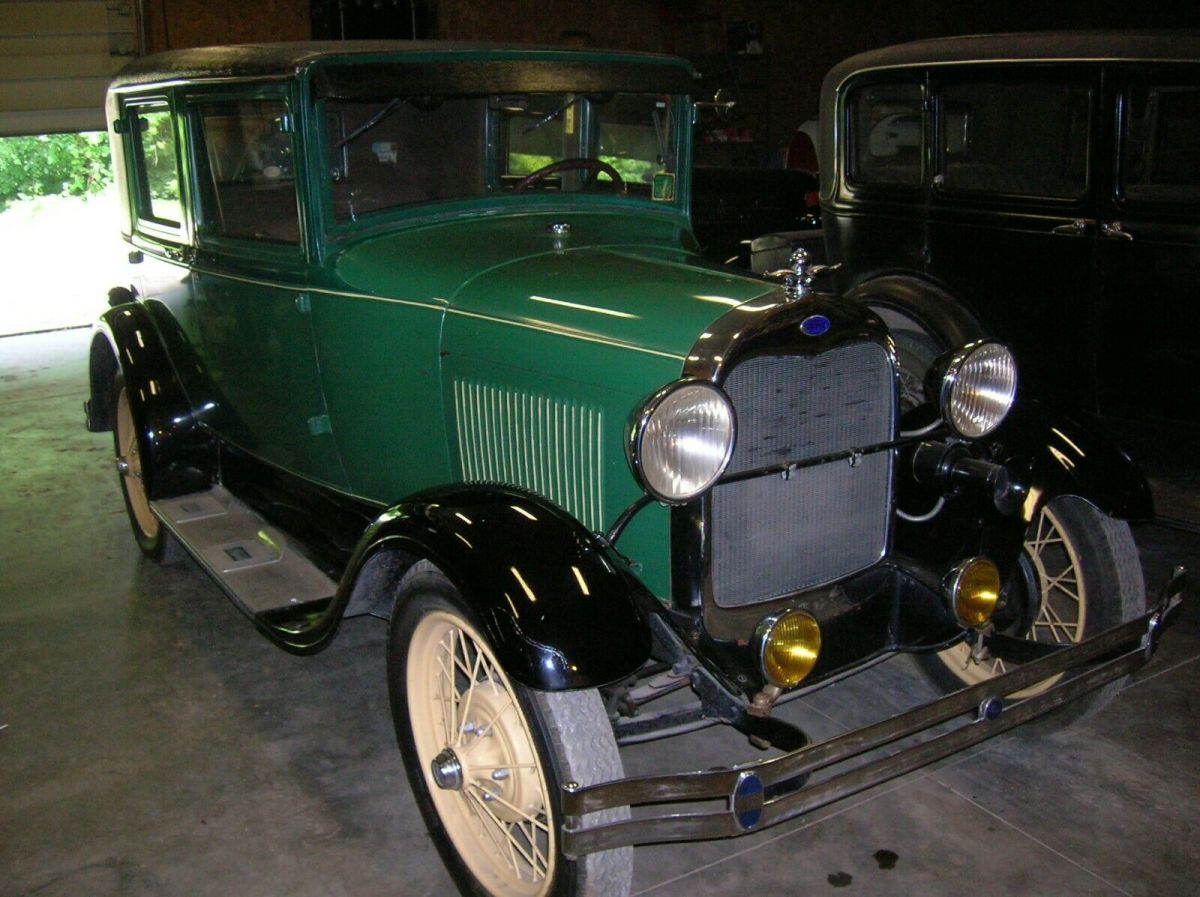 1928 Green/black Ford Model A Sedan