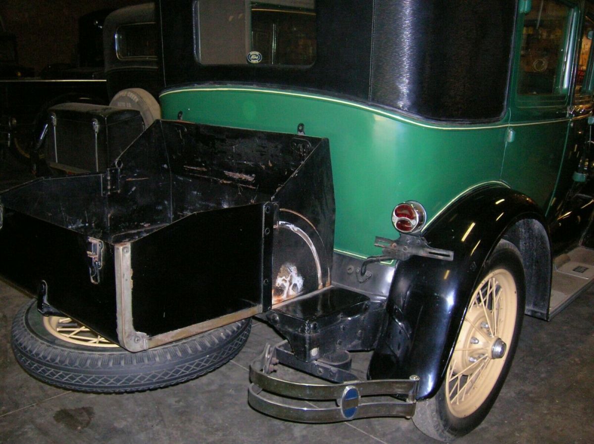 1928 Green/black Ford Model A Sedan