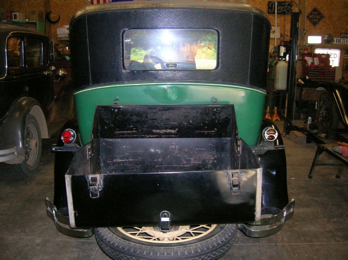 1928 Green/black Ford Model A Sedan