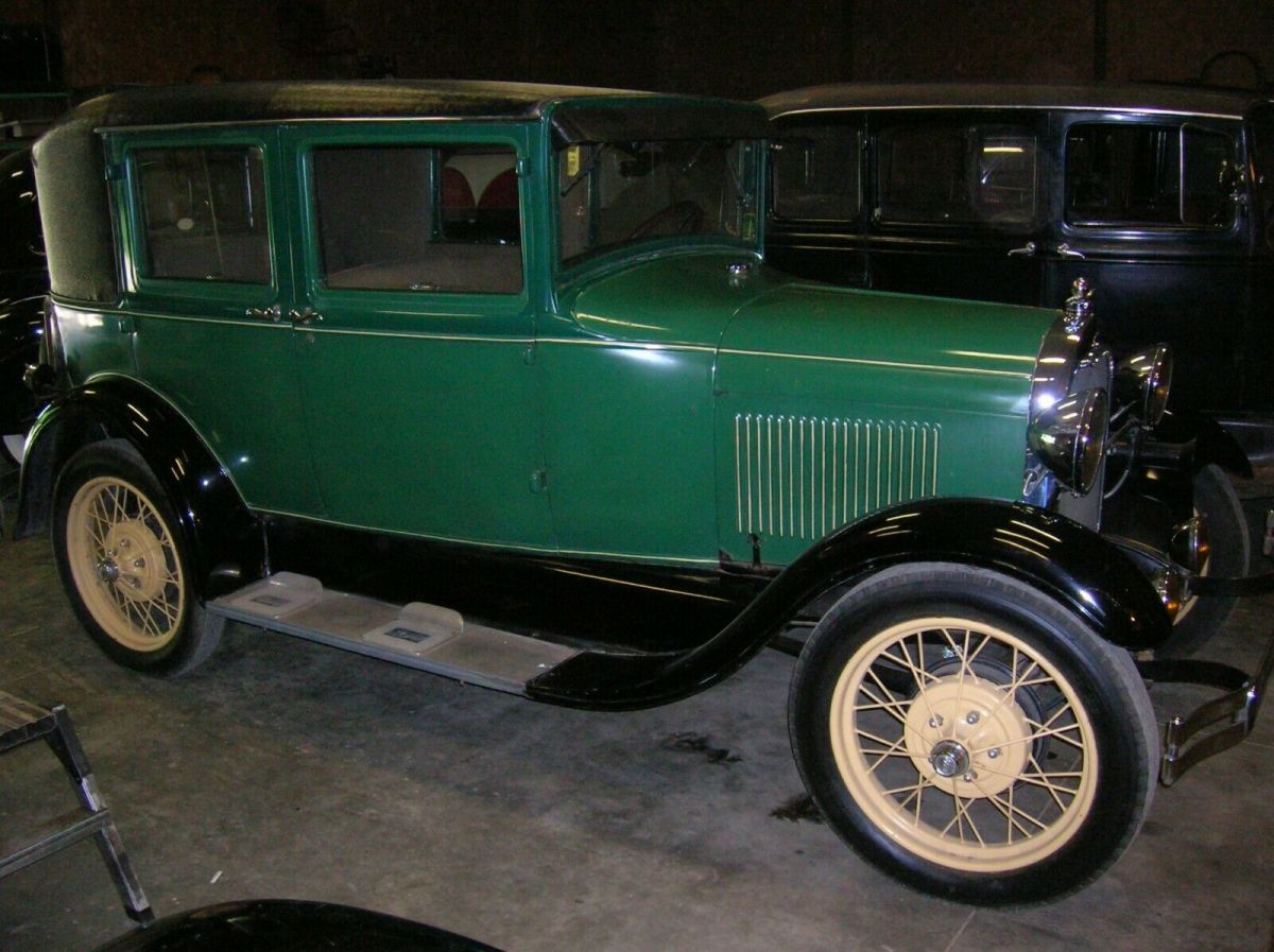 1928 Green/black Ford Model A Sedan