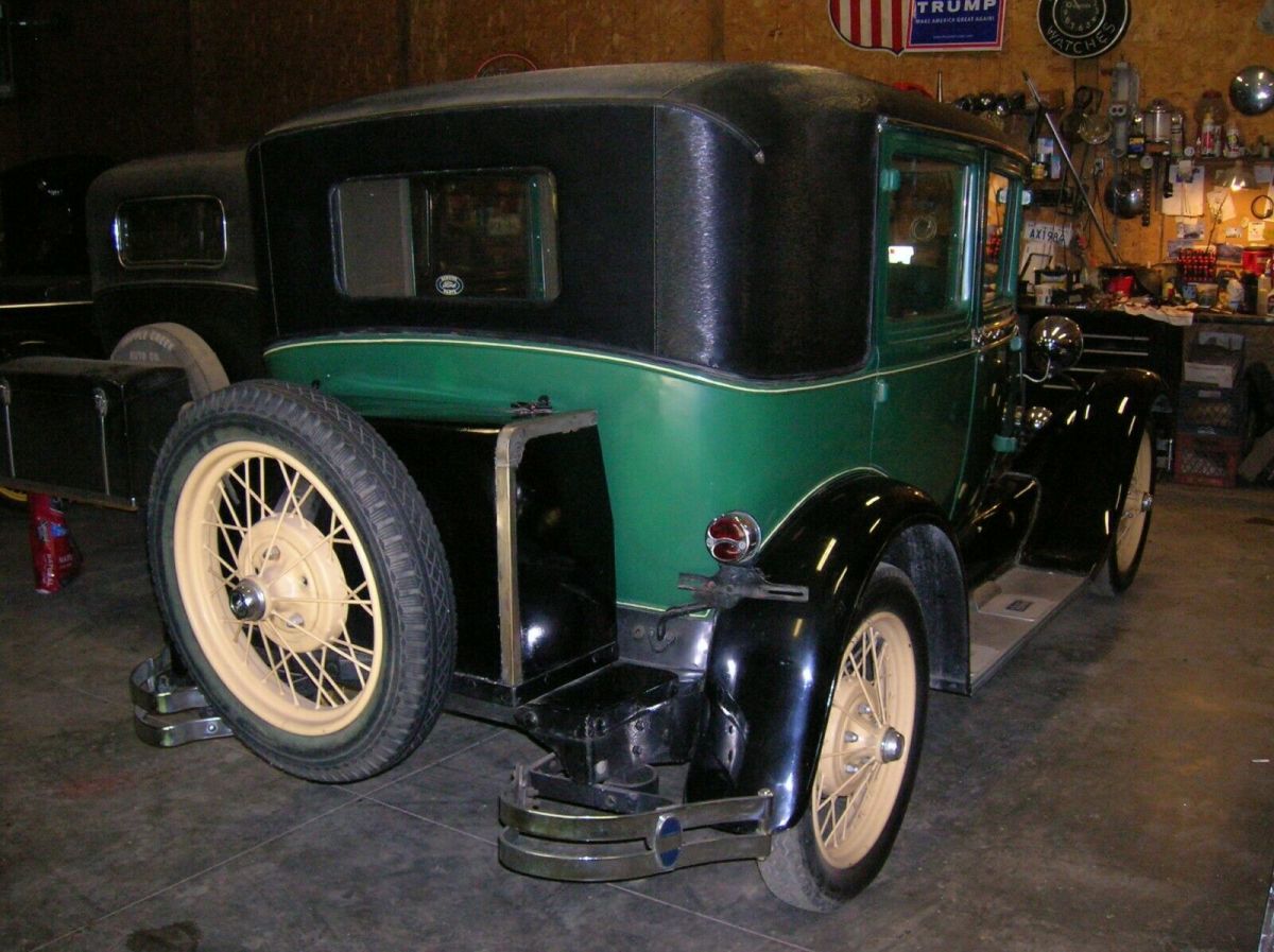 1928 Green/black Ford Model A Sedan