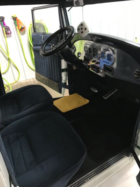 1928 bule/white Ford Model A Sedan