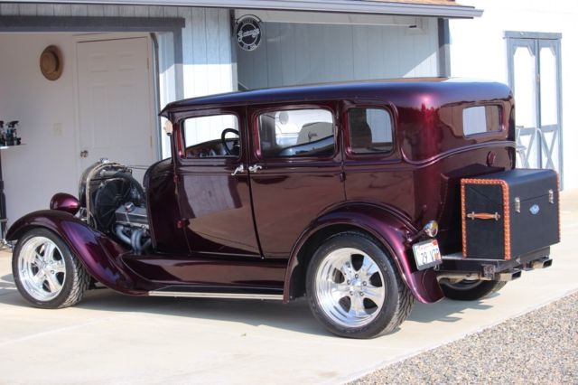 1929 burgandy&plad Ford Model A Sedan