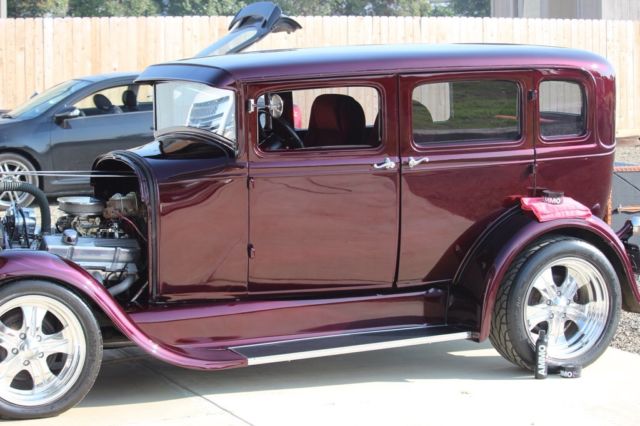 1929 burgandy&plad Ford Model A Sedan