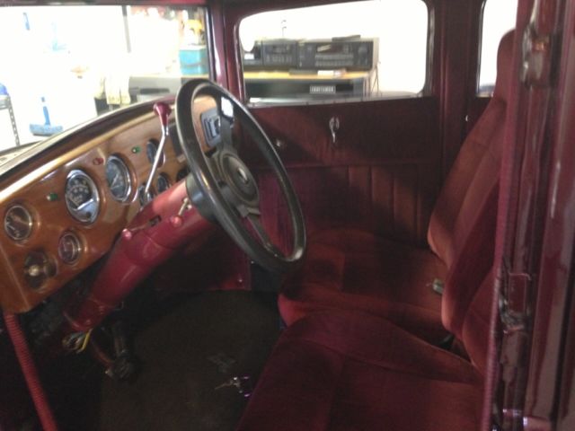 1929 burgandy&plad Ford Model A Sedan