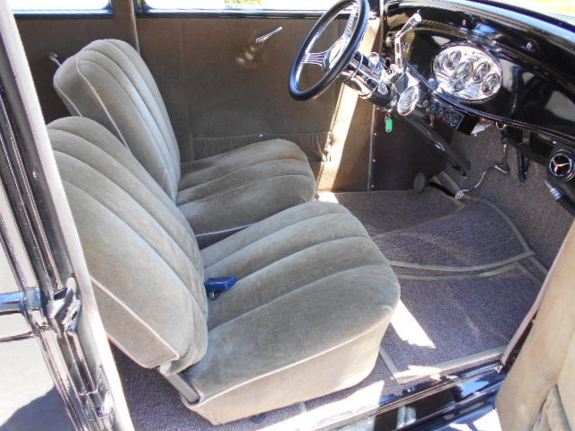 1932 Black Ford 2dr sedan