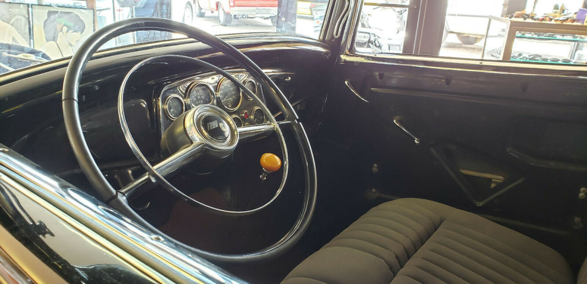 1932 Black Ford 3 WINDOW DELUXE COUPE Coupe