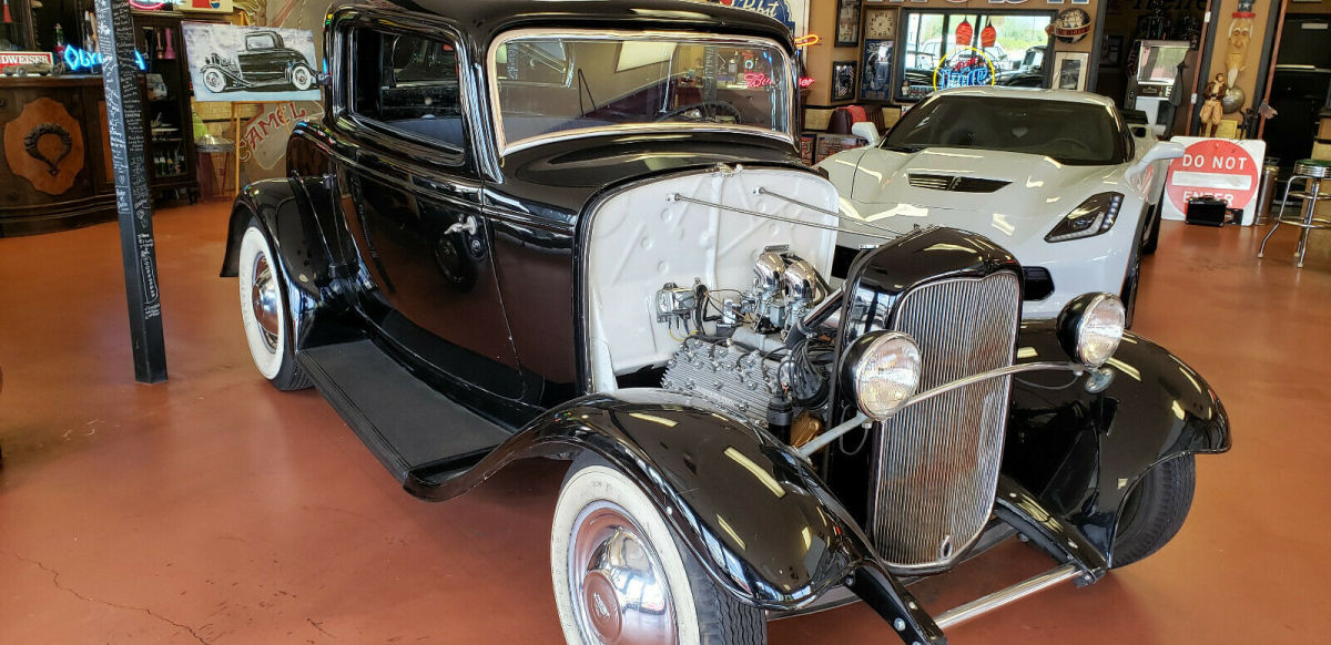 1932 Black Ford 3 WINDOW DELUXE COUPE Coupe