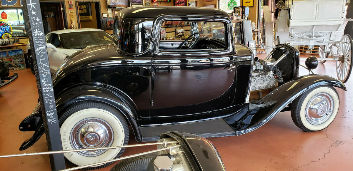 1932 Black Ford 3 WINDOW DELUXE COUPE Coupe