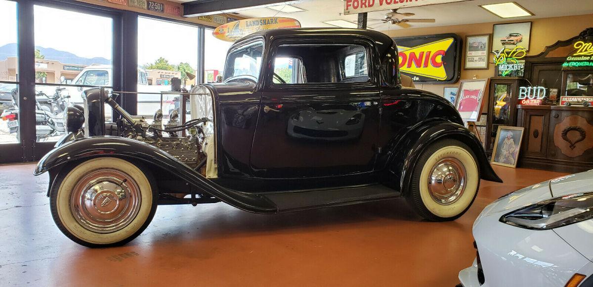 1932 Black Ford 3 WINDOW DELUXE COUPE Coupe