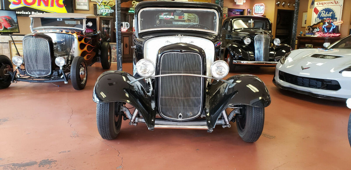 1932 Black Ford 3 WINDOW DELUXE COUPE Coupe