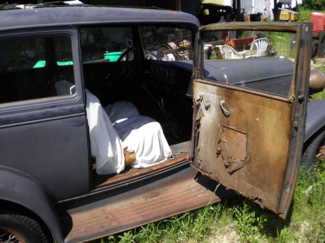 1932 Black Oldsmobile Model 30-B