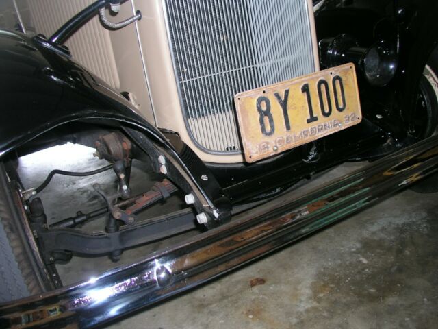 1932 Tan/black Ford Deluxe Roadster