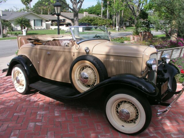1932 Tan/black Ford Deluxe Roadster