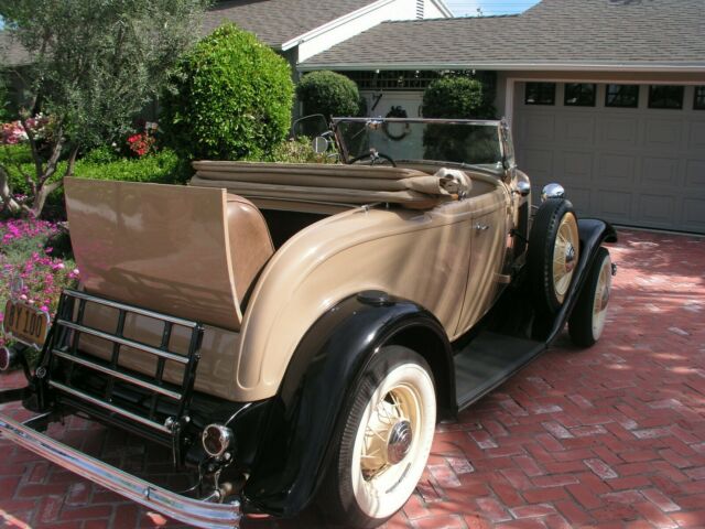 1932 Tan/black Ford Deluxe Roadster