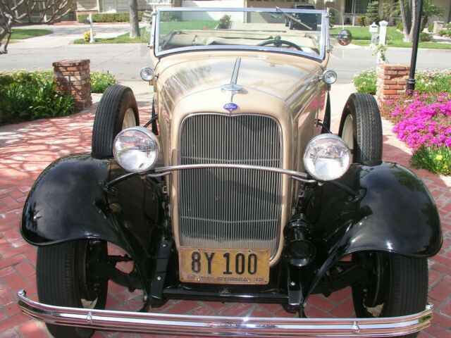 1932 Tan/black Ford Deluxe Roadster